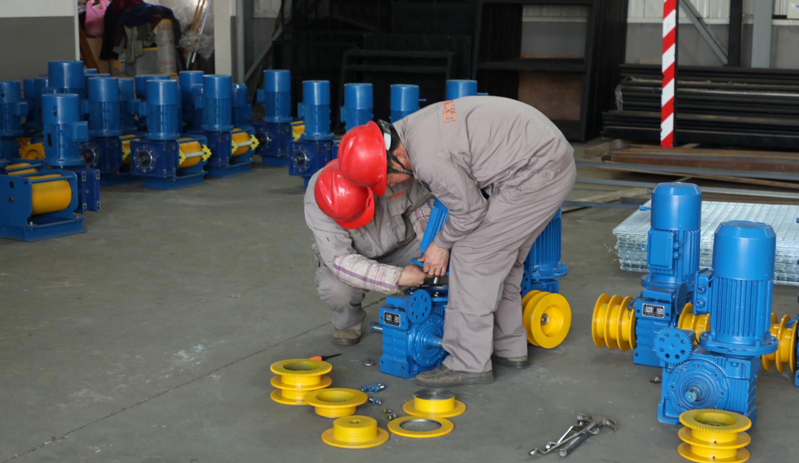 工人安裝設(shè)備